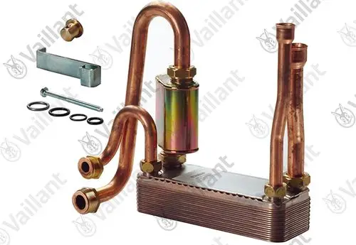 Vaillant Wärmetauscher aus Kupfer mit mehreren Rohrleitungen und Anschlüssen, umgeben von Montageset-Elementen und Dichtungen.